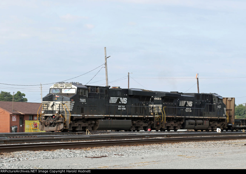 NS 7665 leads train P80 into Pomona yard